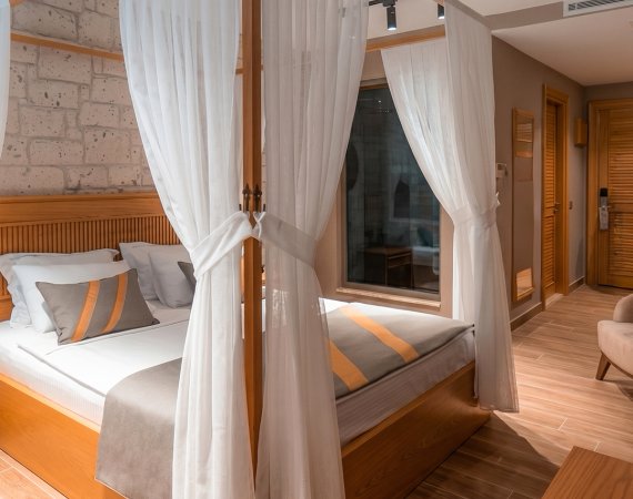 NOA Romance Sea Room